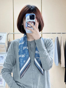 Double-Sided Color-Different Silk Scarf: A Versatile Fashion Accessory