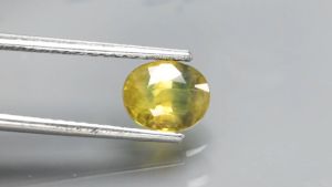 1.00 ct พลอยแท้ พลอยตลก เนื้อแข็ง เผาเก่า สีเหลือง เขียว ทรงไข่ บางกะจะ