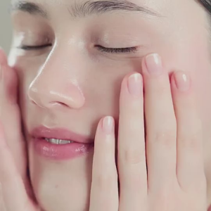 COSRX Ultra Light Invisble Sunscreen 50ml | It wont turn white moisturizes the skin relieves heat and is not greasy.