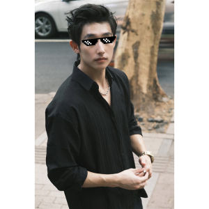 เสื้อเชิ้ตแขนยาวผู้ชาย สไตล์ฝรั่งเศส สีดำ เสื้อเชิ้ต Drapey ฤดูใบไม้ร่วง Preppy แบบอังกฤษแบบพับพื้นผิว High End ลำลอง Dresswear