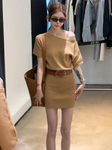 ชุดเดรสแขนสั้นไหล่ข้างเดียวสไตล์เกาหลีฤดูร้อน 2025 สำหรับผู้หญิง ชุดเดรสทรงเข้ารูปเอวสูงกระชับสัดส่วน กระโปรงสั้น ชุดเดรสสั้น