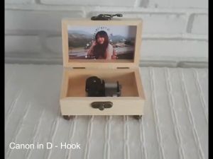 กล่องเสริมสร้างด้วยกล่องดนตรีไขลาน Sankyo ในกล่องไม้สนขนาดเล็ก พร้อมปริ้นรูปติดที่ฝากล่อง ส่งรูปมาทางข้อความ