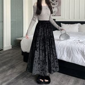 กระโปรงสั้นผ้ากำมะหยี่สีดำทรงเอหลวมๆ สำหรับผู้หญิง ฤดูใบไม้ร่วง/ฤดูหนาว 2024 กระโปรงสั้นทรงเอใหม่ กระโปรงสั้นทรงเอคลุมสะโพกใหญ่