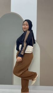 Celana Cutbray Jumbo: Solusi Fashion untuk Berat Badan Besar\\n\\n Apa itu Celana Cutbray Jumbo?\\n\\nCelana Cutbray Jumbo adalah solusi fashion yang dirancang khusus untuk individu dengan berat badan lebih dari 60 kg. Dengan desain dan bahan yang nyaman, celana ini memberikan fleksibilitas dan kenyamanan bagi penggunanya. Celana Cutbray Jumbo tersedia dalam berbagai ukuran dan model, memenuhi kebutuhan beragam konsumen.\\n\\n Bahan & Desain\\n\\nBahan utama Celana Cutbray Jumbo adalah knit condru premium, yang memiliki tekstur halus dan berserat. Bahan ini melar dan cocok digunakan untuk berbagai aktivitas sehari-hari. Desain celana ini dilengkapi dengan saku di kedua sisi, serta jahitan yang rapih.\\n\\n Ukuran & Ketersediaan\\n\\nCelana Cutbray Jumbo tersedia dalam berbagai ukuran, mulai dari lingkar paha 90-95 cm dan lingkar pinggang 70-140 cm. Celana ini dapat menampung berat badan hingga 120 kg, dan setiap kilogram bahan dapat membuat 3 pasang celana.\\n\\n Keunggulan Celana Cutbray Jumbo\\n\\nCelana Cutbray Jumbo memiliki banyak keunggulan yang menjadikannya pilihan tepat bagi individu dengan berat badan lebih dari 60 kg.\\n\\n Kenyamanan & Fleksibilitas\\n\\nBahan knit condru premium membuat celana ini nyaman digunakan dalam berbagai situasi. Tekstur halus dan berserat membuatnya melar dan fleksibel, sehingga pengguna dapat bergerak bebas tanpa merasa terkekang.\\n\\n Desain & Model\\n\\nCelana Cutbray Jumbo tersedia dalam berbagai model, sehingga pengguna dapat memilih desain yang sesuai dengan gaya mereka. Desain yang modern dan elegan menjadikan celana ini pilihan tepat untuk berbagai acara, baik formal maupun kasual.\\n\\n Bagaimana Memilih Celana Cutbray Jumbo yang Tepat?\\n\\nMemilih celana Cutbray Jumbo yang tepat bisa menjadi tantangan bagi beberapa orang. Namun, dengan mempertimbangkan beberapa faktor penting, Anda dapat menemukan celana yang sempurna untuk Anda.\\n\\n Pertimbangan Ukuran\\n\\nPertimbangkan ukuran celana yang tepat untuk tubuh Anda. Perhatikan lingkar paha dan pinggang Anda, serta berat badan Anda, untuk menentukan ukuran yang paling cocok. Jika Anda ragu, Anda dapat menghubungi penjual untuk mendapatkan saran.\\n\\n Tips Memilih Celana Cutbray Jumbo\\n\\nBerikut beberapa tips memilih celana Cutbray Jumbo yang tepat untuk Anda:\\n\\n- Pilih bahan yang nyaman dan melar, seperti knit condru premium.\\n- Perhatikan ukuran celana, termasuk lingkar paha dan pinggang.\\n- Pilih model yang sesuai dengan gaya Anda.\\n- Jangan lupa untuk mencoba celana sebelum membeli, jika memungkinkan.\\n\\n Celana Cutbray Jumbo untuk Berat Badan 60-120kg\\n\\nCelana Cutbray Jumbo sangat cocok untuk individu dengan berat badan antara 60-120 kg. Dengan variasi desain dan model, Anda dapat memilih celana yang paling sesuai dengan gaya Anda.\\n\\n Variasi Desain & Model\\n\\nCelana Cutbray Jumbo tersedia dalam berbagai desain dan model, mulai dari model sporty hingga model elegan. Anda dapat memilih desain yang sesuai dengan gaya dan kebutuhan Anda.\\n\\n Cara Mengenakan Celana Cutbray Jumbo dengan Modis\\n\\nBerikut beberapa tips cara mengenakan celana Cutbray Jumbo dengan modis:\\n\\n- Padukan celana dengan atasan yang sesuai, seperti kaos atau kemeja.\\n- Pilih sepatu yang sesuai dengan gaya Anda, seperti sneakers atau sepatu kulit.\\n- Tambahkan aksesori, seperti jam tangan atau kalung, untuk menambah kesan modis.\\n\\nCelana Cutbray Jumbo adalah solusi fashion yang sempurna bagi individu dengan berat badan lebih dari 60 kg. Dengan desain dan bahan yang nyaman, celana ini memberikan fleksibilitas dan kenyamanan bagi penggunanya. Pilih celana Cutbray Jumbo yang tepat untuk Anda dan nikmati gaya modis Anda!\"