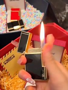 (Chính Hãng) Bật Lửa Gas Đá Derui Nguyên Khối Màu Đen Viền Vàng ( Tặng 1 Vỉ Đá 7 Viên - Có Hộp )