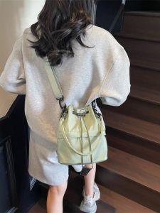 กระเป๋าถือทรงถังผ้าไนลอนพร้อมเชือกผูก กระเป๋าสะพายข้างแบบสะพายข้างสำหรับผู้หญิง กระเป๋าถือขนาดเล็กแบบลำลอง กระเป๋าถือแบบอเนกประสงค์