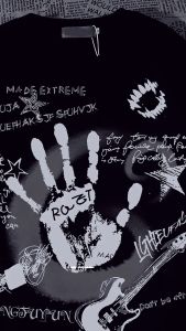 Tunay na lumalabas sa crowd! Astig at napaka-unique na T - Shirt para sa mga taong gustong ipakita ang kanilang sariling estilo