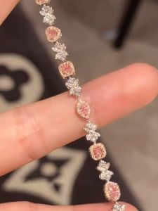 Exquisite Luxury Square Sugar Powder Zirconia Bracelet Vintage High-End Feeling Absolutely Beautiful Womens Jewelry Accessory