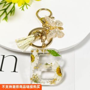 Hot Selling Dry Flower 26 English Letters Resin Keychain Daisy Petal Bag Student Creative Gift Keychain OL Style Surface Treatment