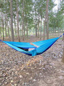 ผ้าคล้องแบบหนีบแบบพับได้สำหรับกลางแจ้งแบบนิ่มสบายสำหรับคนเดียวและสองคน น้ำหนักเบา ทนทานต่อการสึกหรอ ผ้าฝ้ายนิลอนสำหรับนอนกลางแจ้ง