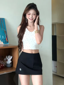 เสื้อกั๊กคอวีลายจุดสีสันสดใสสำหรับผู้หญิงในช่วงฤดูร้อน ชุดกระโปรงสั้นสีพื้น ชุดสองชิ้น สไตล์สตรีท ทรงเข้ารูป