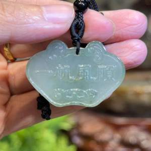 jade pendant💯天然缅甸翡翠玉吊坠 ➡️一帆风顺锁🔒 玉牌高: 2.5cm 宽: 3.4cm 厚度: 0.4cm 重: 11g ✅ #绝对天然翡翠💯 #新山门市工厂🏭 #邮寄或上门自取 #johorbahru #jade #翡翠