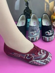 New Chinese Style Embroidered Soft Bottom Flat Shoes Comfortable Ethnic Trend for Mom Slip-On Single Shoes Spring Autumn Beijing Cloth Shoes