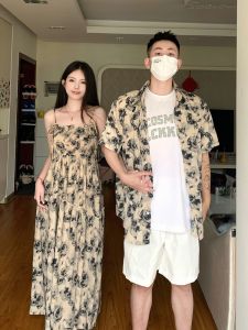 ชุดคู่รักฤดูร้อน 2025 ใหม่ เสื้อเชิ้ตแขนสั้น กระโปรงยาวสไตล์วันหยุดชายหาด ชุดเดรสฝรั่งเศส แฟชั่นเสื้อผ้าผู้ชาย