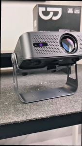 Máy chiếu GOOJODOQ 1080p 300ANSI Máy chiếu Android 11 di động có lấy nét tự động 360° Chân đế có thể tháo rời và Bluetooth hai chiều.