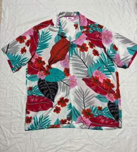 เสื้อฮาวาย ผ้าเรย่อน ระบายอากาศดี ลาย สีขาวลายใบไม้