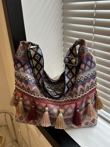 กระเป๋าสะพายข้างผ้าลายชาติพันธุ์สไตล์วัยรุ่นสุดเก๋ กระเป๋าเดินทางแบบลำลองสำหรับผู้หญิง กระเป๋าสะพายข้างด้านข้างแบบมีกระดุมหัวเข็มขัดสำหรับฤดูใบไม้ผลิปี 2024