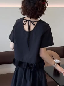 UYFY | เสื้อยืดคอกลมแขนสั้นสีดำสไตล์เกาหลีสำหรับผู้หญิงในช่วงฤดูร้อนปี 2025 เสื้อเปิดหลังพร้อมเข็มขัดดีไซน์ใหม่