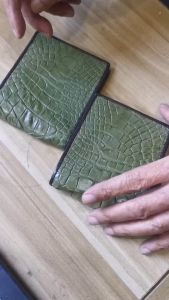 กระเป๋าสตางค์หนังจระเข้รุ่นสองพับสั้น สีเขียวตอง