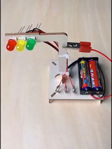 Wooden Traffic Light Model Learning Toy Handmade Craft Wood Craft DIY Traffic Signs Homemade Toy for Children DIY Traffic Light Science Experiment Kit for Physical Classes in School