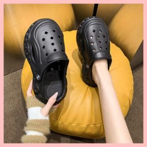 Wulove ใหม่ รองเท้าแตะหัวโตผญตัวรองเท้าสีพื้นตัดกับตัวพื้นสีดำมีให้เลือก 3 สี รองเท้าแตะแฟชั่นมีรูระบายแต่งสายรัดส้น รองเท้าแตะคุณผู้ห