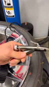 SELF-LOCKING CLIP-ON VALVE CORE RETRACTING TOOL