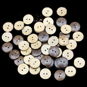 กระดุมกะลามะพร้าวทรงกลม2ซม. (50ชิ้น/แพ็ค) กระดุมไม้ใช้กระเป๋ายีนส์กระดุมตกแต่งเสื้อผ้า2รู