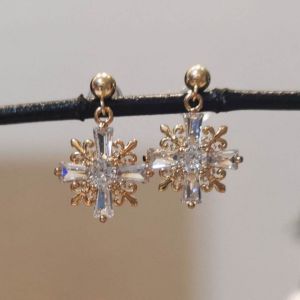 DaVee 14K Gold filled zircon snow earrings Cross-shaped design with clear zircon stones Suitable for festive occasions