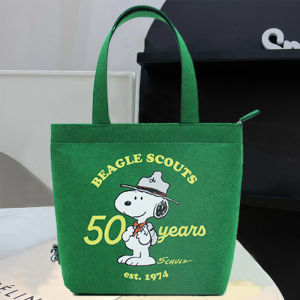 2024 New Snoopy Large Capacity Commuter Tote Bag Fashionable Womens Shoulder Bag for Class And Travel Nordic Style Casual Cartoon