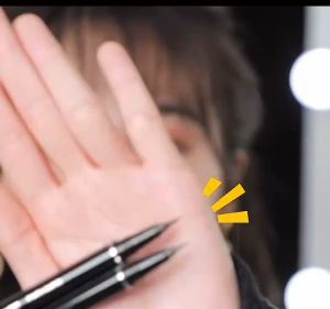 843 แบบปากกา อายไลเนอร์ กันน้ำ ติดทนนาน 24 ชั่วโมง สองสีให้เลือก กล่องบรรจุภัณฑ์ ซึ่งเป็นกล่องบรรจุภัณฑ์ด้านนอกให้กับสีชมพูและน่ารัก