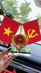 Cờ gắn xe ô tô để bàn làm việc mẫu Quốc Phòng An Ninh tặng kèm nước hoa và thảm cao su chống trượt