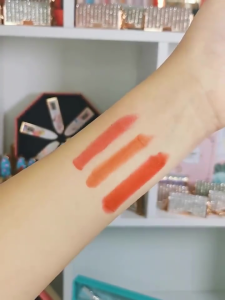 ลิปกลอสลิปสติก3สีกันน้ําให้ความชุ่มชื้นติดทนนานไม่เหนียวเหนอะหนะลิปสติกเนื้อแมทสามสี