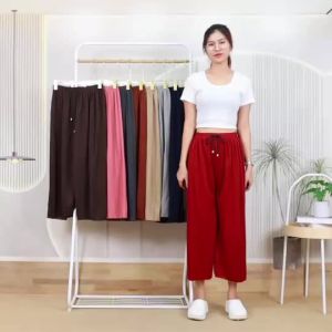 กางเกงผู้หญิง กางเกงขา 8 ส่วน และ 9 ส่วน เอวยางยืด ปลาายขาตัด ทรงขากระบอกใหญ่ มีเชือก มีกระเป๋า ผ้าหนังไก่ p881#