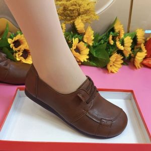 รองเท้าส้นแบนหนังแท้สำหรับผู้หญิง ฤดูใบไม้ผลิ 2024 รองเท้าแม่แบบใหม่ พื้นนุ่ม ด้านนอกนุ่ม กันลื่น รองเท้าผู้หญิงวัยกลางคนและผู้สูงอายุ