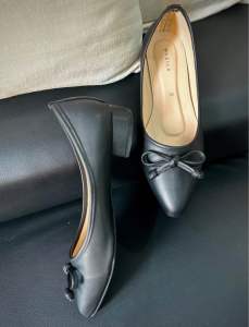 ATHENA CLOSE SHOES 1INCH BLOCK HEEL