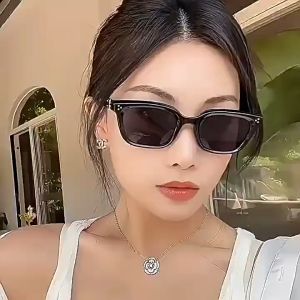 Selamat Datang di Toko BACH AKSESORIS: Kacamata Hitam Wanita Kotak Jenie & Kacamata Fashion