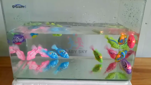 ของเล่นปลาว่ายน้ำได้ ปลาว่ายน้ำเหมือนจริง หลายสี มีแบตในตัว มีไฟ 1ตัว