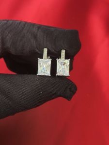 Anting-Anting Moissanite Diamcity: Desain Elegan & Sertifikat GRA Gratis