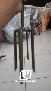 Trisula Alat Pertanian Penggembur Tanah Keras Manual Di Lubang Tanam Mulsa