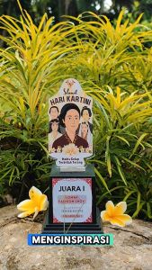 Piala Akrilik Hari Kartini Sticker Custom Plus Tatakan Penghargaan Kenangan Kejuaraan Lomba 21 April