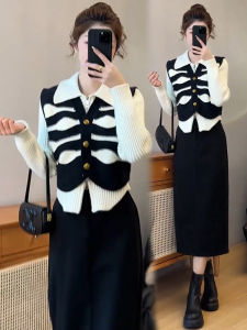 ชุดแฟชั่นฤดูใบไม้ร่วงสุดเก๋สำหรับผู้หญิงวัย 18-25 ปี ชุดเสื้อกั๊กถักและกระโปรงสั้นแบบสวมสองชิ้น ชุดแฟชั่นลำลอง