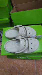 DÉP SANDAL NHỰA ĐI MƯA CROCS  CLASSIC SANDAL TRẺ EM  màu kem