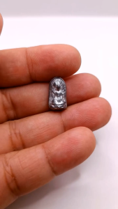 K627 จี้พระ พระรอด ลำพูน พิมพ์เล็ก ใบมะขาม เนื้อตะกั่ว กรุวัดมหาวัน ขนาด 0.7x1.5 ซม. พร้อมส่ง