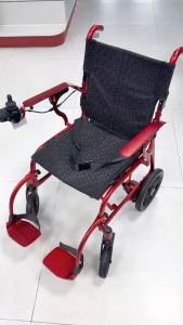 Xe lăn điện gấp gọn Lucass XE-111 sử dụng pin lithium