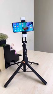 KIVEE Selfie Stick ไม้เซลฟี่ ยืดได้ถึง 1.8 เมตร ขาตั้งกล้องไม้เซลฟี่ไร้สาย มีรีโมทเชื่อมต่อผ่านบลูทูธ ด้วยแถบสมดุลโทรศัพท์มือถือ ไม้เซลฟี่กันสั่น+ไฟ LED