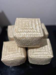 กระติ๊บข้าว สี่เหลี่ยม กระติ๊บข้าวเหนียว ขนาด 5-6 นิ้ว งานผู้สูงอายุ งานฝีมือขนาดจะอยู่ประมาณนี้นะคะ