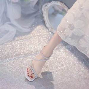 รองเท้าแตะส้นกลางสำหรับผู้หญิง ทรงสุดเก๋ สไตล์นางฟ้า ฤดูร้อน 2025 รองเท้าแตะส้นสูงใหม่ สไตล์น้ำจืด เครื่องประดับเพชร