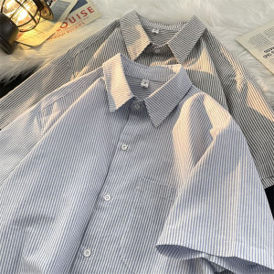 เสื้อเชิ้ตแขนสั้นผู้ชายลายทางทรงหลวมสบาย ๆ ผ้าไหมน้ำแข็งฤดูร้อน แฟชั่นญี่ปุ่น เสื้อเชิ้ตทำงานแบบลำลอง ความยาวปกติ