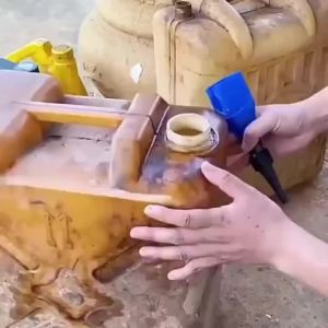 PINMOAP Flexible Clip On Funnel Hands Free No Spill Oil Pouring Tool Bendable Tube for Car Motorcycle Engine Fluid Refill Tool