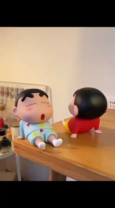 Holder Smartphone dan iPad Crayon Shinchan Lucu untuk Dekorasi Meja